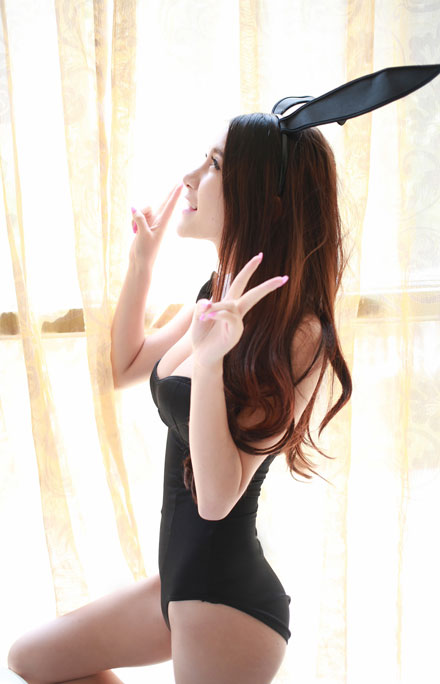 嫩模李七喜室内兔女郎写真(7)