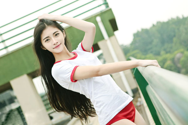 白皙长腿美女天台体操服写真(2)