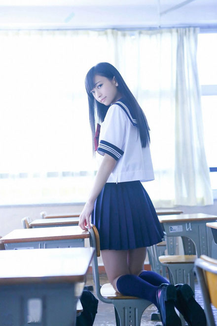 日本“I字腿美少女”那奈制服写真(8)