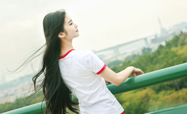 白皙长腿美女天台体操服写真(7)