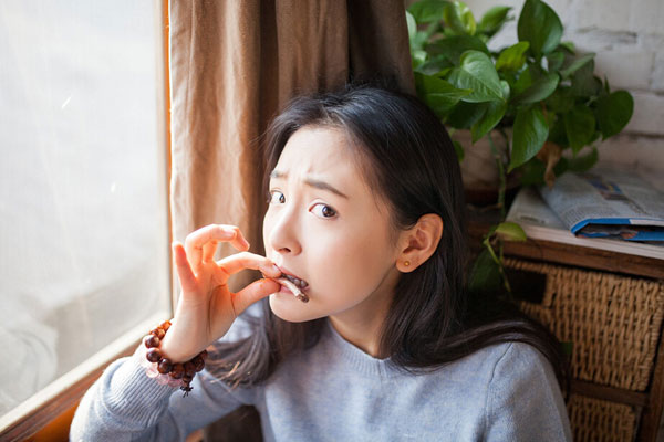 "小默笙"吴倩咖啡馆清新搞怪写真(3)