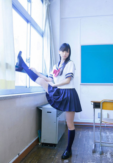 日本“I字腿美少女”那奈制服写真(4)