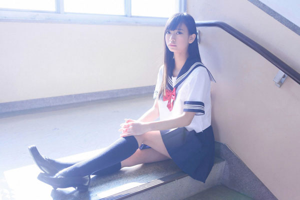 日本“I字腿美少女”那奈制服写真(15)