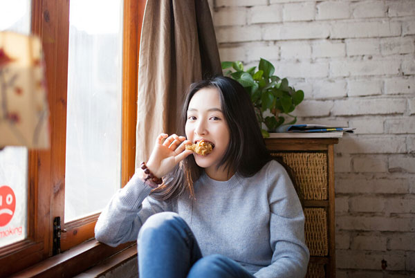 "小默笙"吴倩咖啡馆清新搞怪写真(7)