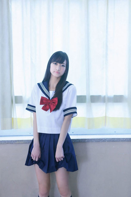 日本“I字腿美少女”那奈制服写真(7)