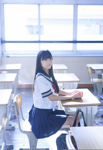 日本“I字腿美少女”那奈制服写真(10)