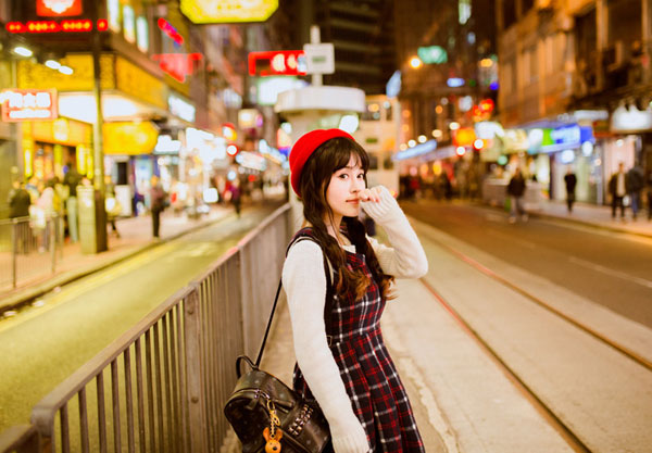 双马尾大眼萌妹夜晚街拍写真(10)