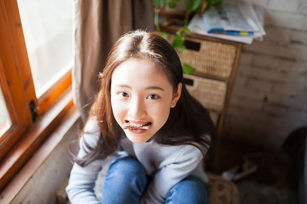 "小默笙"吴倩咖啡馆清新搞怪写真(6)