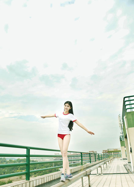 白皙长腿美女天台体操服写真(6)