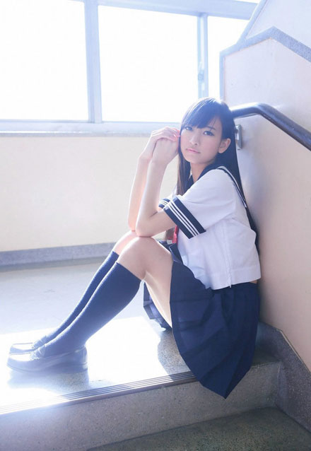 日本“I字腿美少女”那奈制服写真(14)