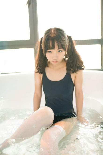 双马尾白丝萝莉浴室死库水写真(4)