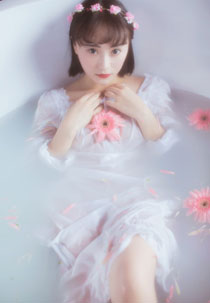 气质美女唯美浴缸湿身写真