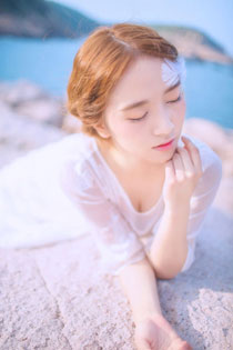 清新氧气美女海边绝美写真