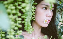 气质温婉美女户外意境写真