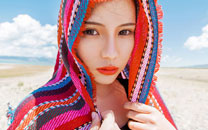 气质养眼美女草原绝美写真
