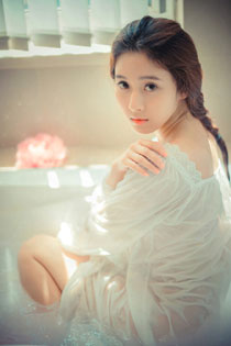 绝美气质女神浴缸湿身写真