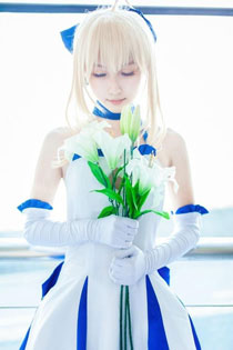 清纯萌妹吾王Saber礼服版Cos