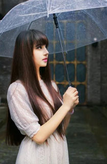 气质柔美美女户外雨天写真