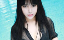 巨乳嫩模泳池比基尼湿身诱惑写真