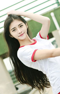 白皙长腿美女天台体操服写真