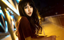 性感养眼美女夜晚街拍写真