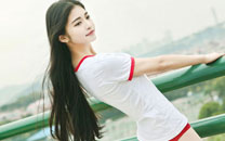 白皙长腿美女天台体操服写真
